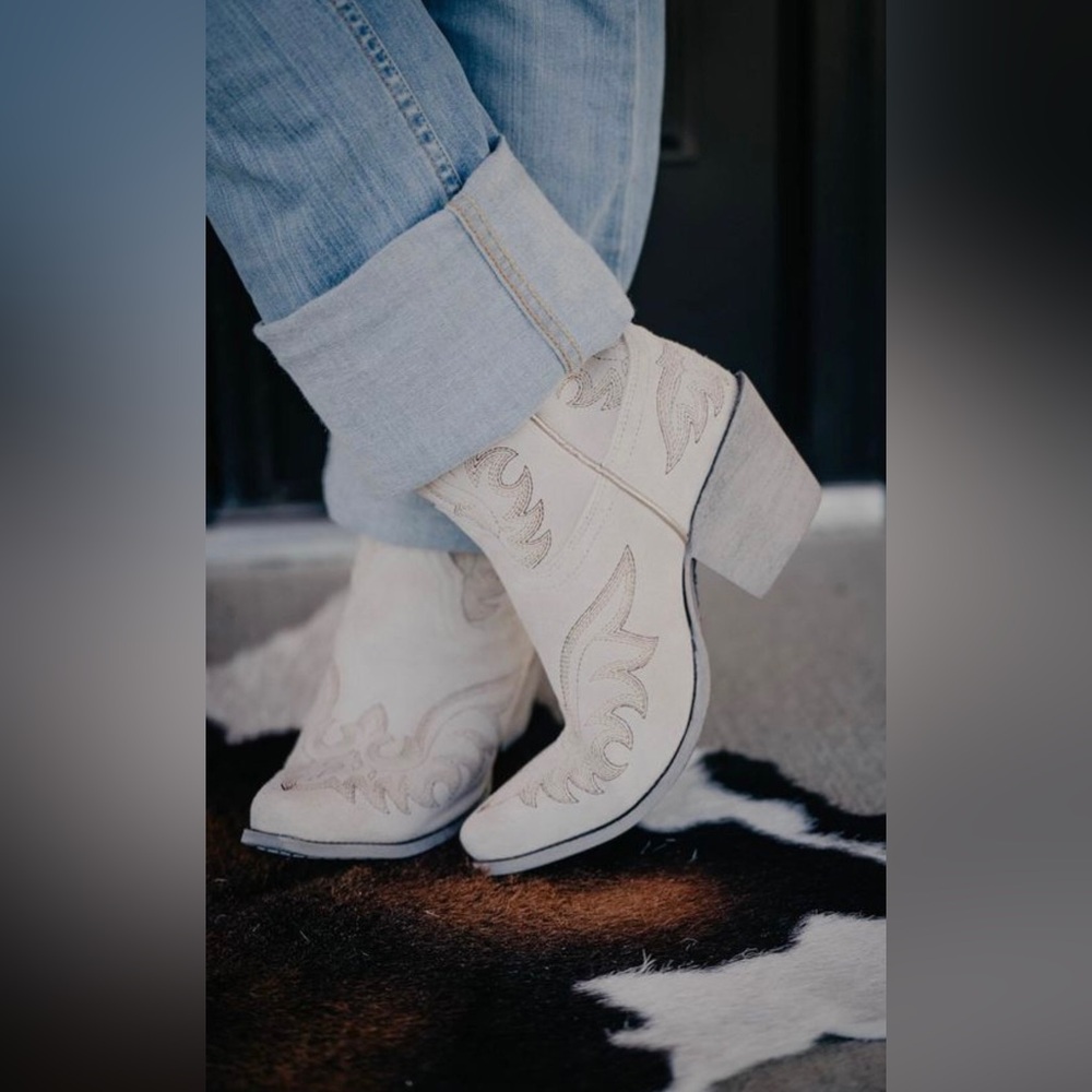 Ariat ~ Size 7 ~ Chandler Boots ~ White Cloud Suede - Picture 14 of 14